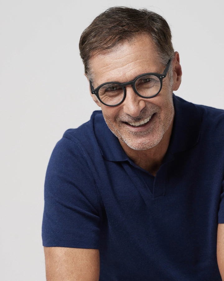 man wearing izipizi reading glasses #D black