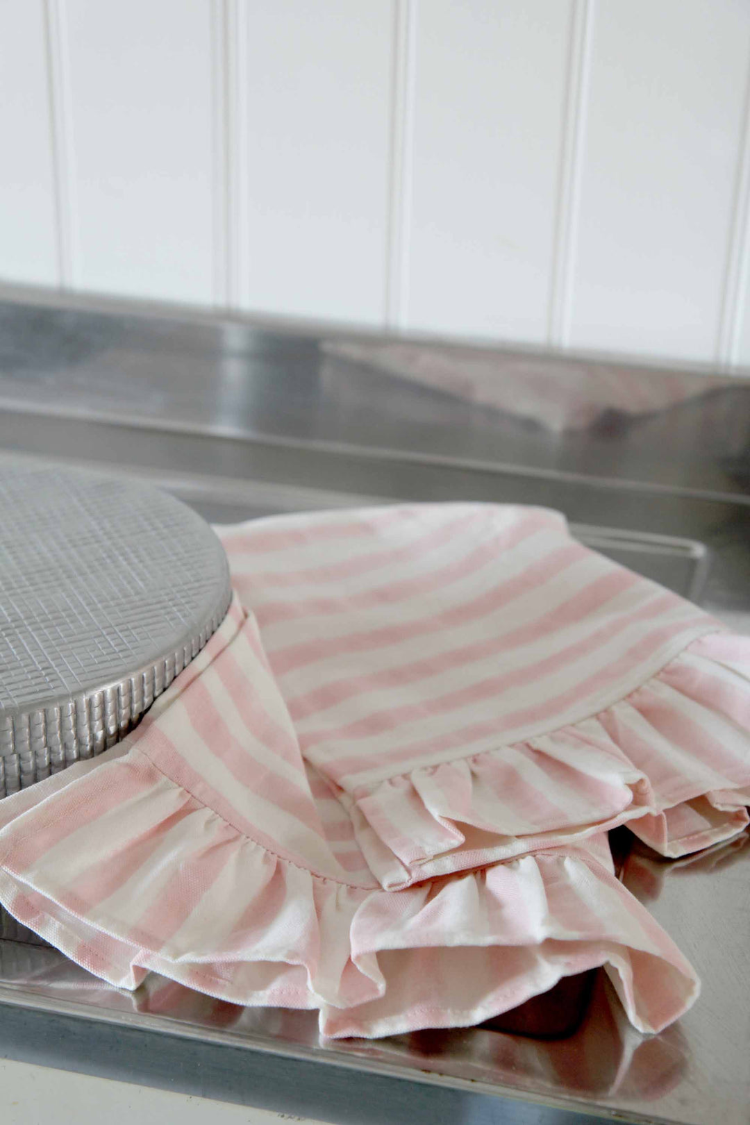 Ruffle Stripe T-Towel / Pale Pink