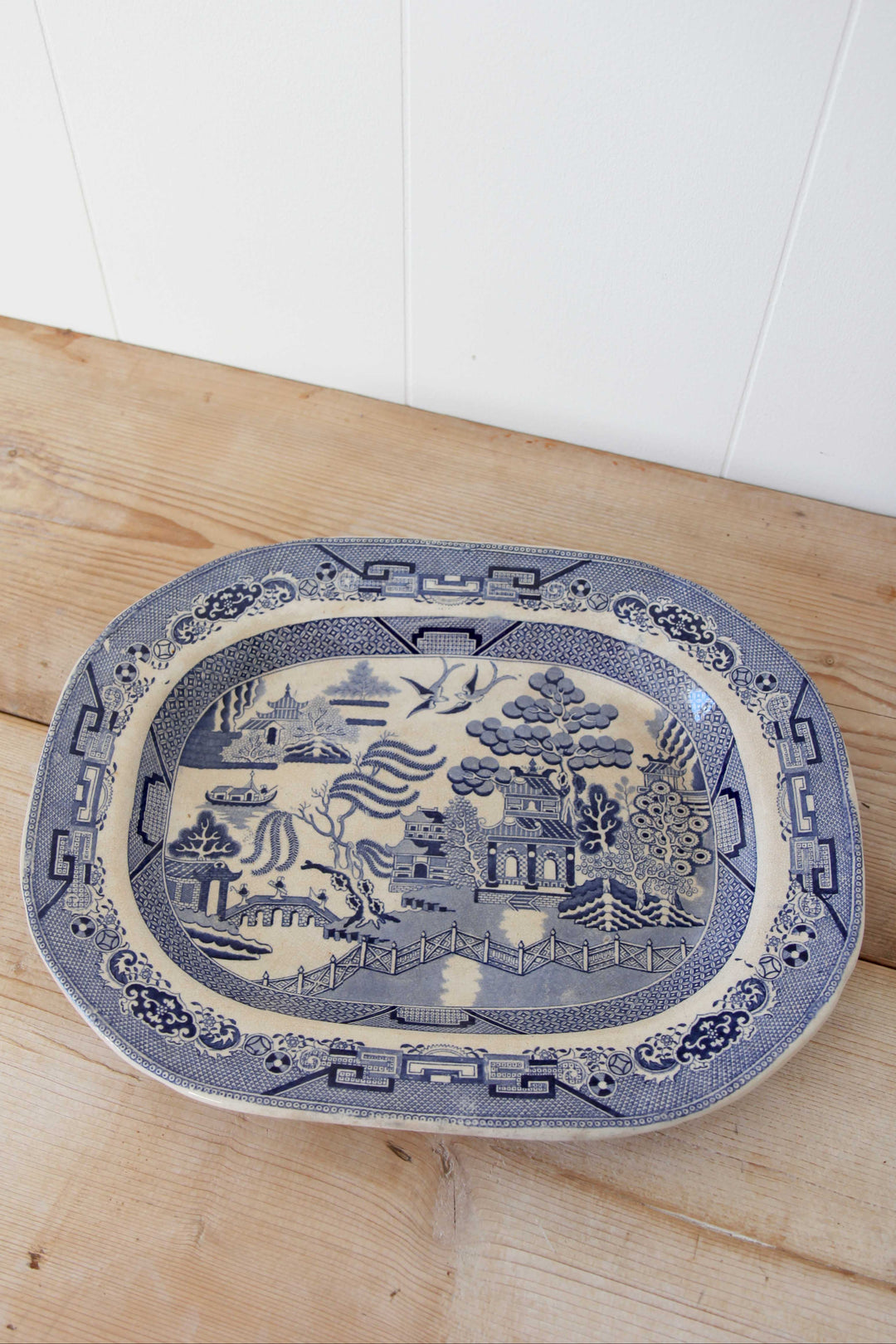blue and white willow pattern platter
