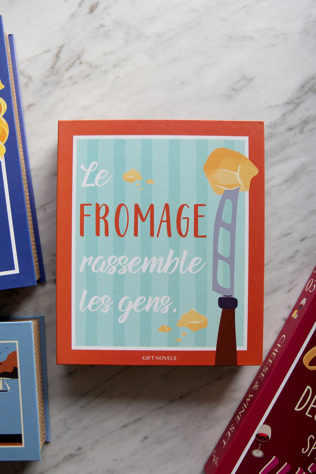 Card with French text 'Le Fromage rassemble les gens' on a marble surface