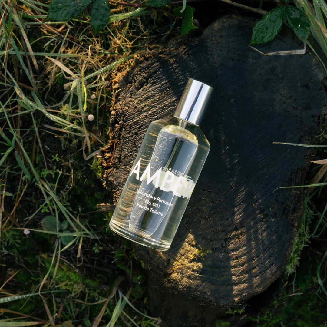 laboratory eau de toilette fragrance Amber on log with grass