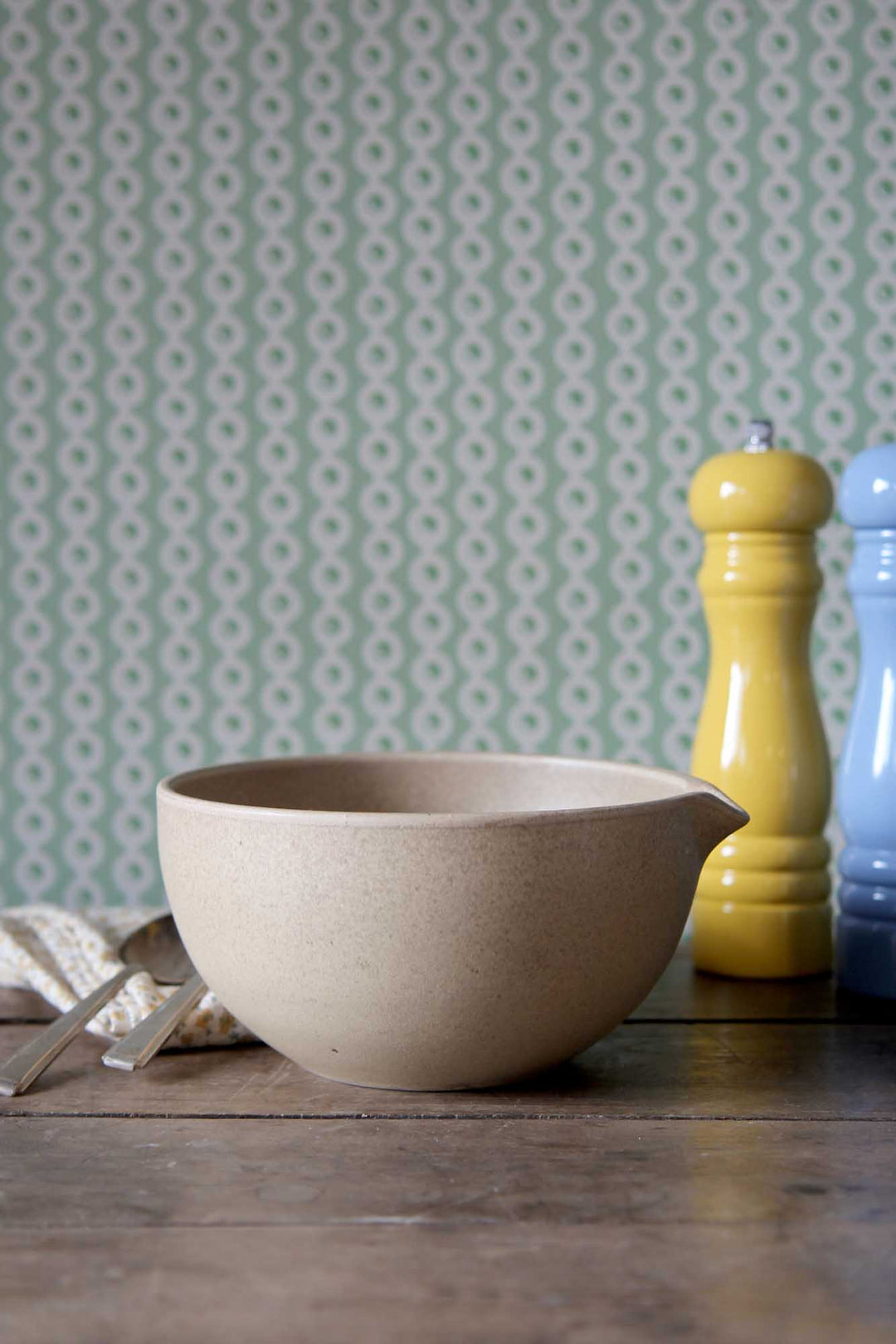 Bowl w/pouring spout Stone sand coloured 900 ml