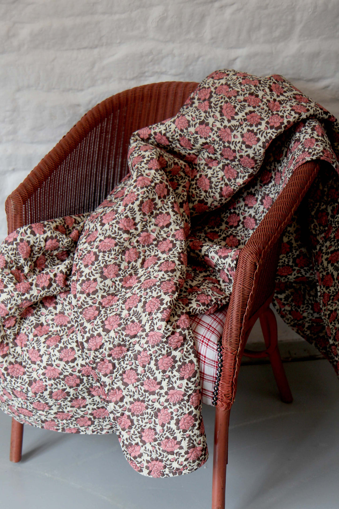 Quilt Natural w/Light Pink and Brown Flower Pattern
