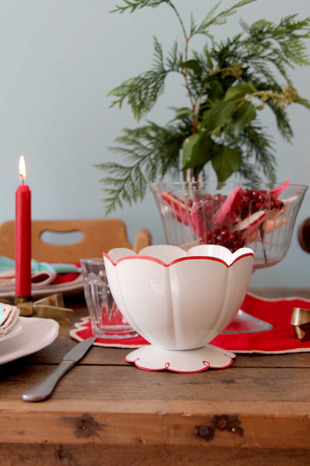 Scalloped Saga Bowl White/Red