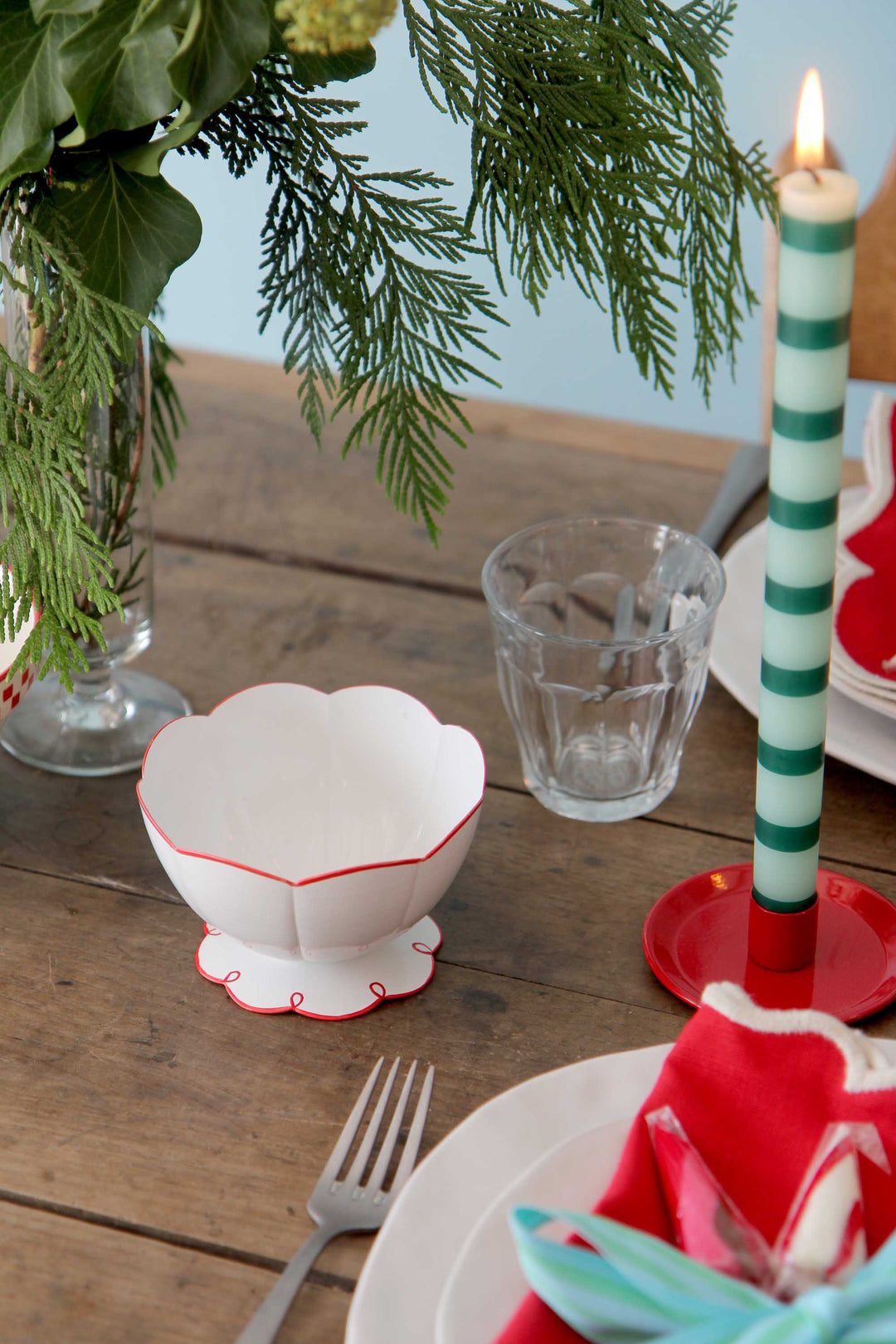 Scalloped Saga Bowl White/Red Small