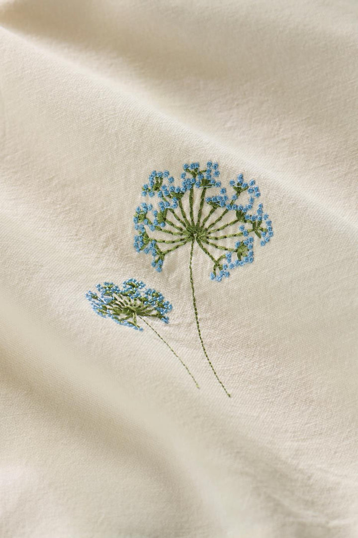 T-Towel Flora w/Blue Umbel Flower Butter Cream