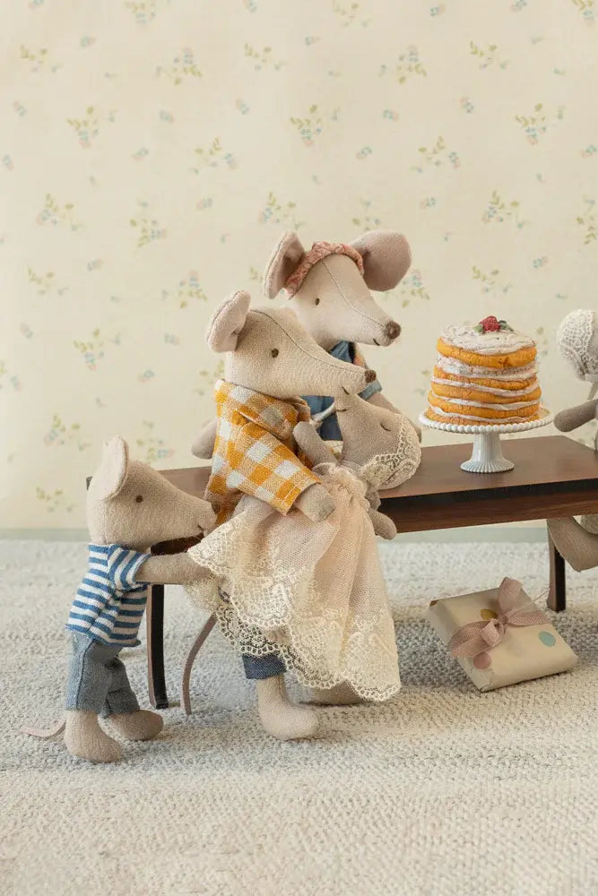 Baby Mouse In Gown / Powder