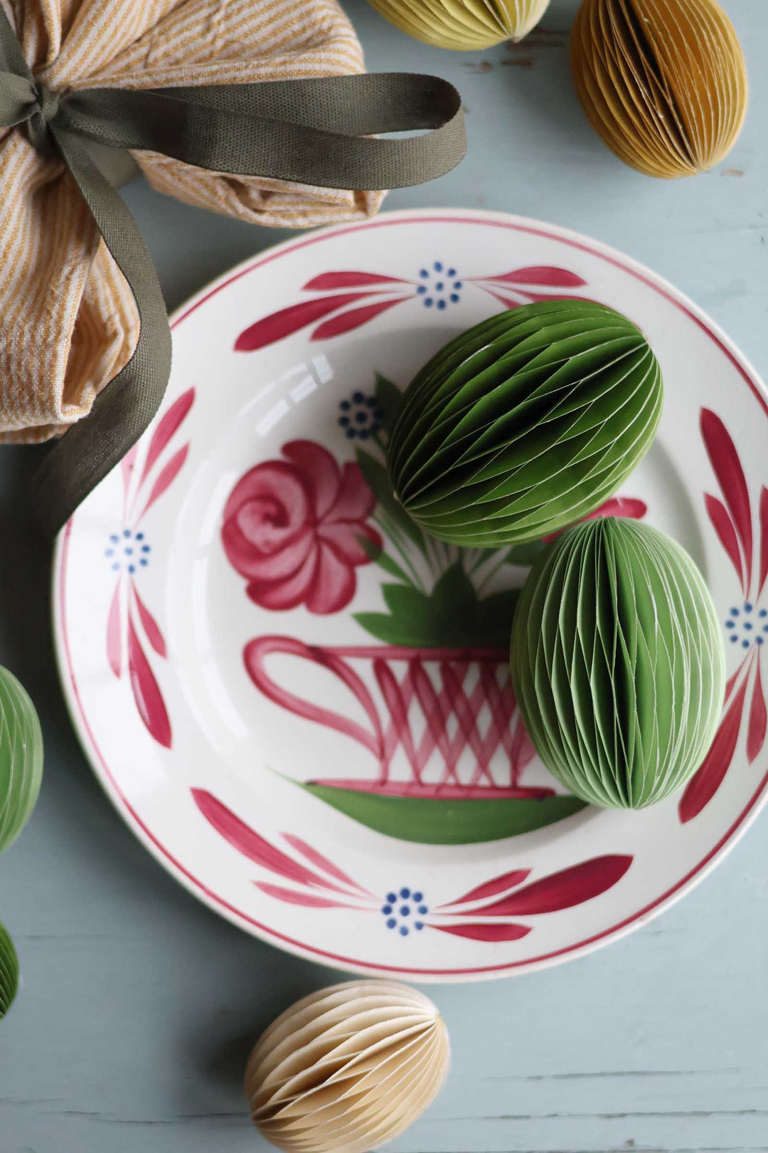 Paper Eggs / Swirl Sage Med