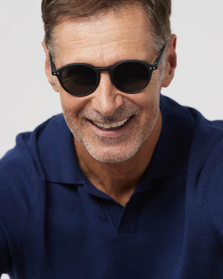 man wearing izipizi black reading sunglasses shape D
