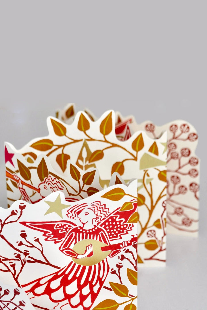 Splendid Shelf Decoration Leaves and Berries