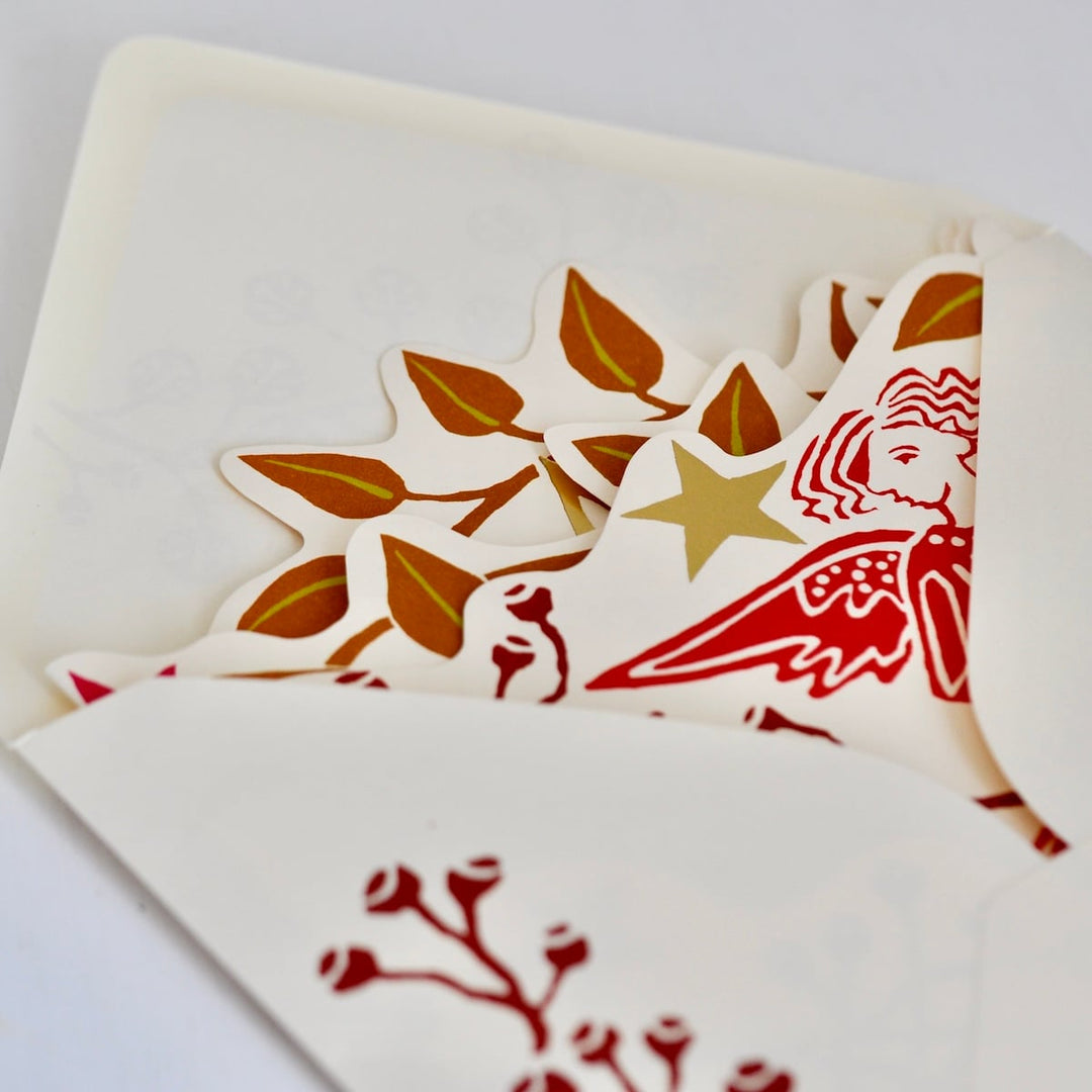 Splendid Shelf Decoration Leaves and Berries
