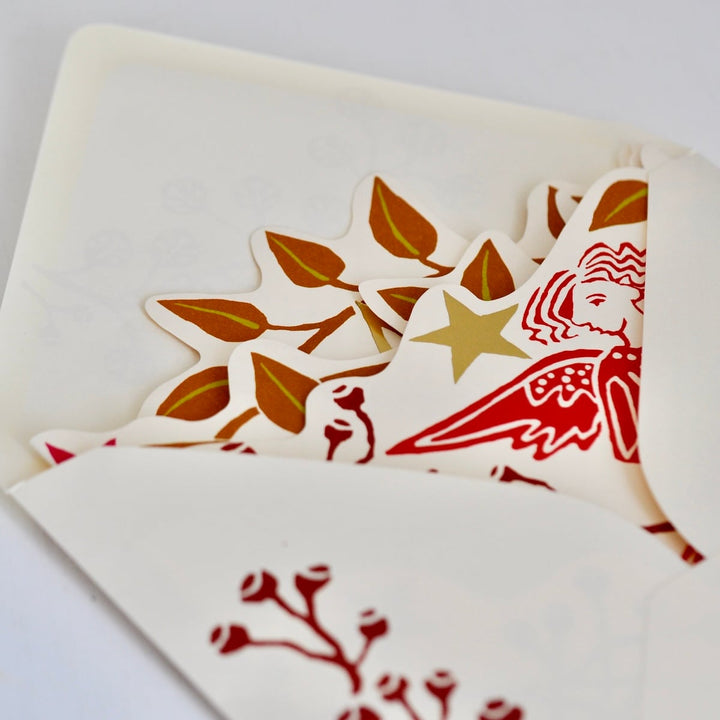 Splendid Shelf Decoration Leaves and Berries