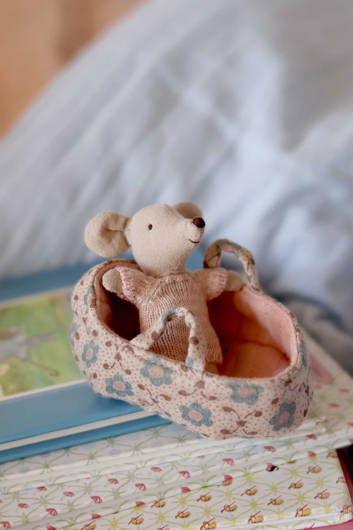Baby Mouse In Carry Cot  / Rose
