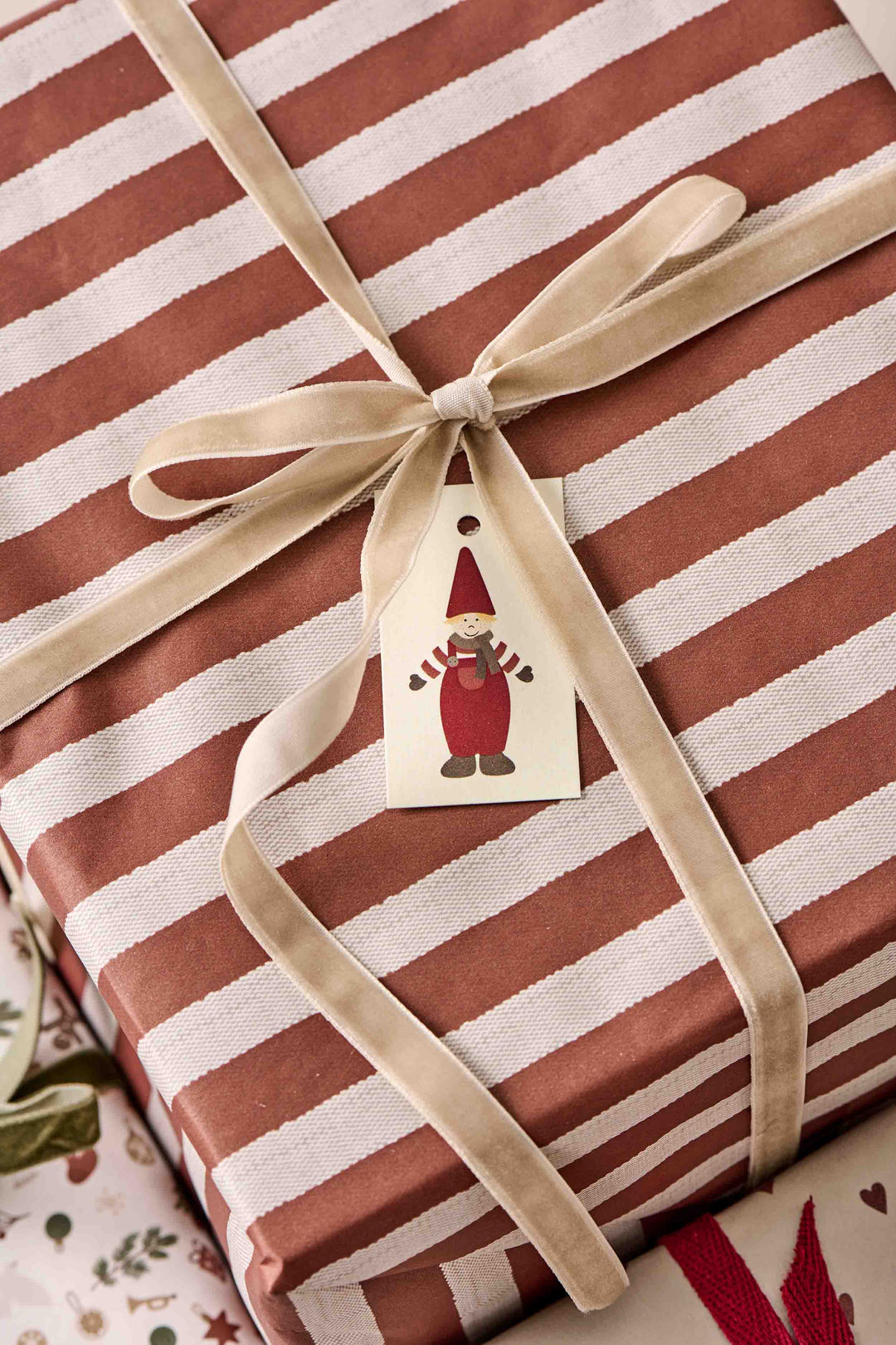 Paper Roll Red Stripes Textile Look 5 M/Roll