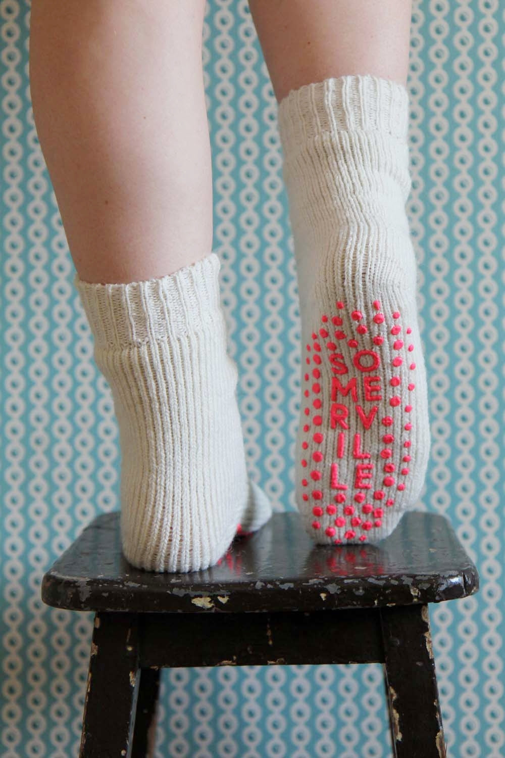 Cream Slipper Socks / Neon Pink Pads