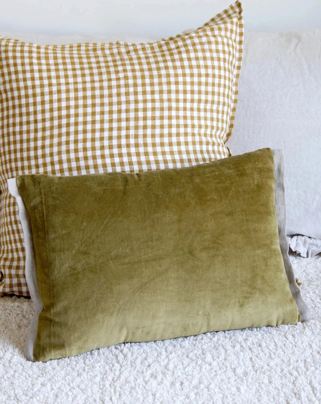 Velvet Oblong Cushion / Olive