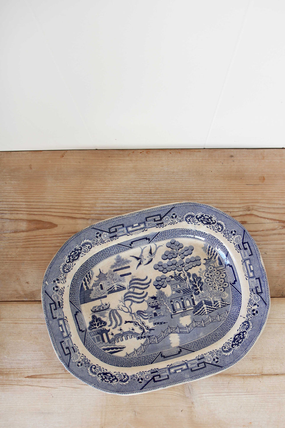 blue and white willow pattern platter