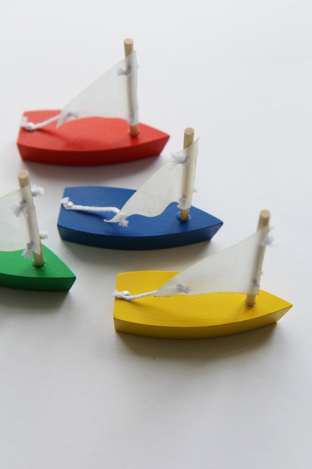 Wooden sailboat / Assorted Colours